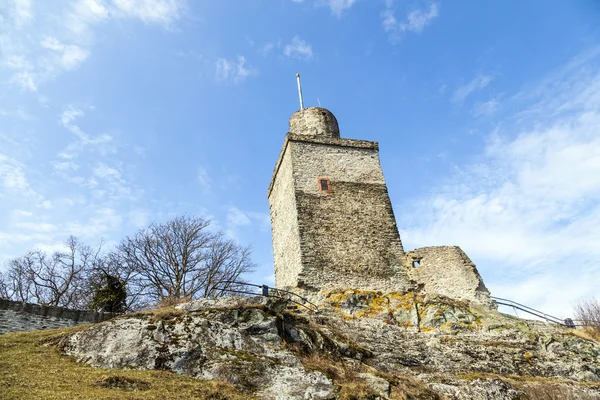 Oude Falkenstein/Harz kasteel onder heldere blauwe hemel — Stockfoto