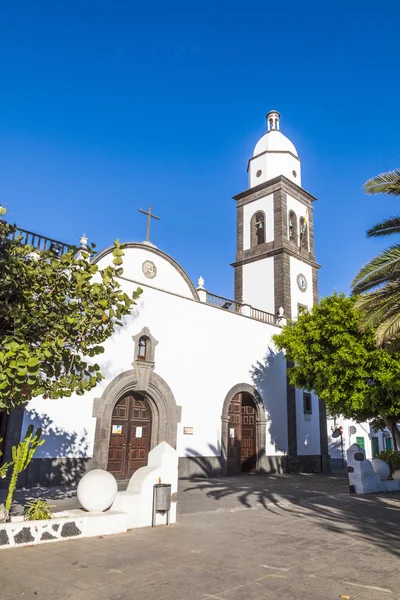 La hermosa iglesia de San Gines en Arrecife con su blanco-era — Foto de Stock