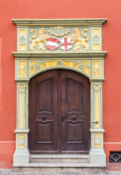 Gotycki styl drzwi, wieloryb house, freiburg, Niemcy — Zdjęcie stockowe