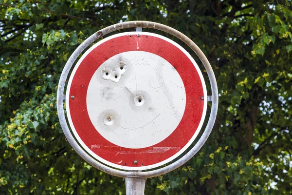 No vehicles traffic sign with bullet hole — Stock Photo, Image