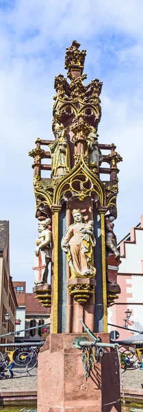 Фрайбург, Германия, фрагмент готического фонтана — стоковое фото