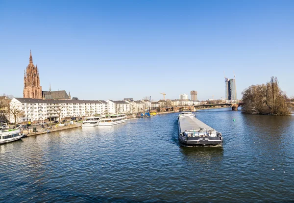 Vista sul fiume principale con barca — Foto Stock