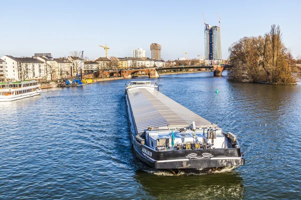 Vista al río principal con barco — Foto de Stock