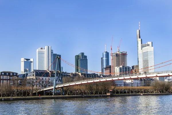 Holbein brug in frankfurt am main met skyline. — Stockfoto