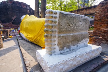 Sarı atkı yalancı Buda giyinmiş 