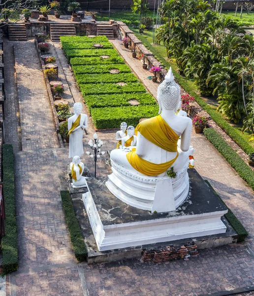 Posągów Buddy w świątyni wat yai chai mongkol w ayutthaya w pobliżu bangkok, Tajlandia — Zdjęcie stockowe