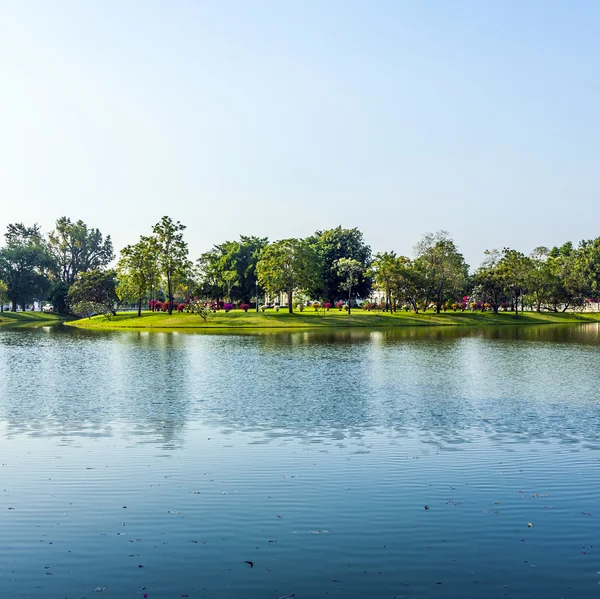 Beautiful buildings and park in the Sommerpalace Bang Pa In of the King of Thailand near Ajuttaya — Stock Photo, Image