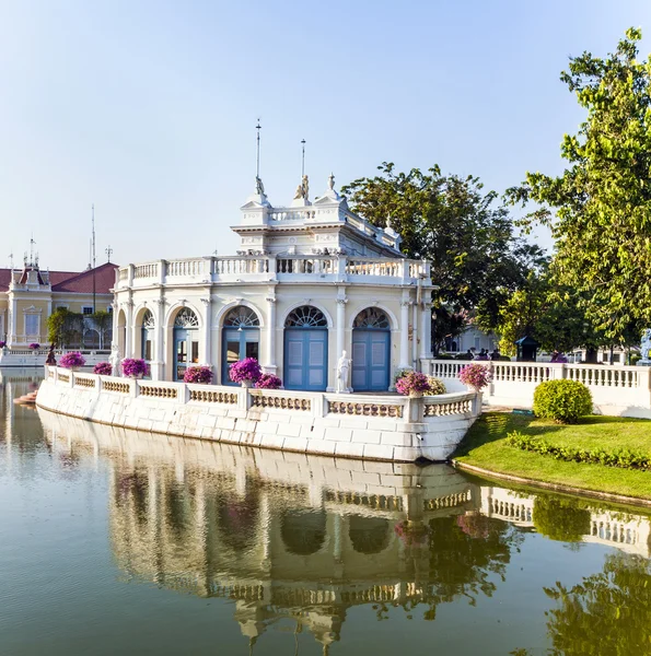 Belos edifícios e parque no Sommerpalace Bang Pa In do Rei da Tailândia perto de Ajuttaya — Fotografia de Stock