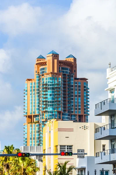 Zonnige tropische straten van miami south beach (florida). — Stockfoto