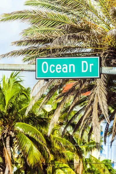 Straatnaambord aan Ocean drive in Miami — Stockfoto