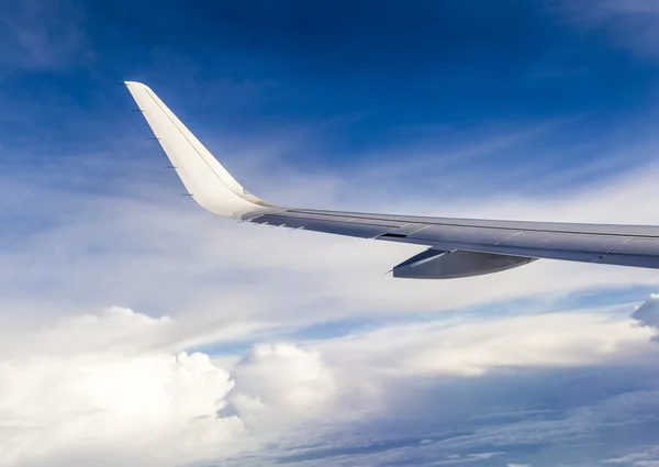 Schöne Aussicht auf den Flugzeugflügel — Stockfoto