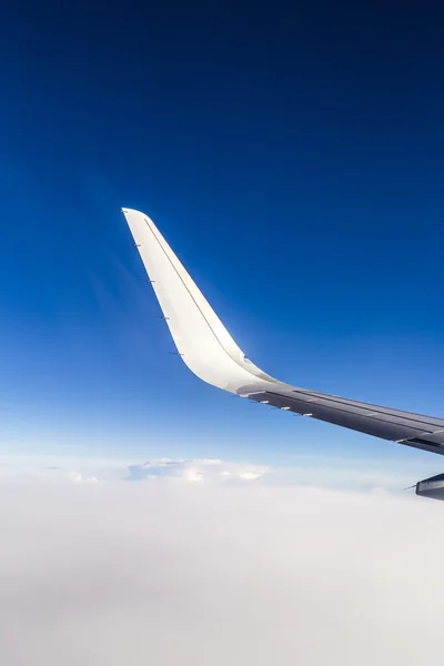 Schöne Aussicht auf den Flugzeugflügel — Stockfoto