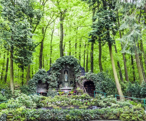 Slavný bernadette grot poblíž domu mise v sankt wendel — Stock fotografie