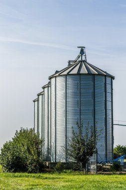 alanında dört gümüş siloları 