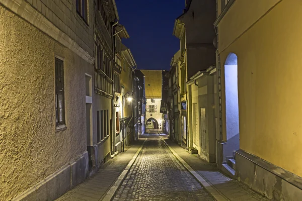 Muehlhausen à noite com vista para o portão da cidade velha — Fotografia de Stock