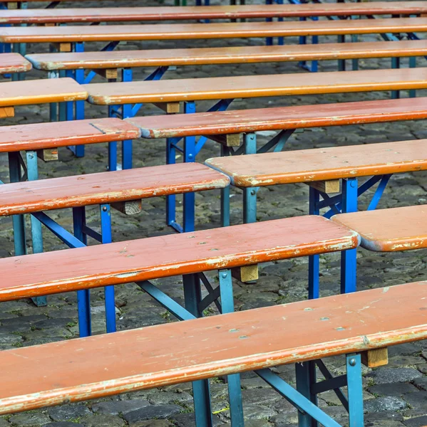 Draaibare banken gemaakt van hout op de verdieping — Stockfoto