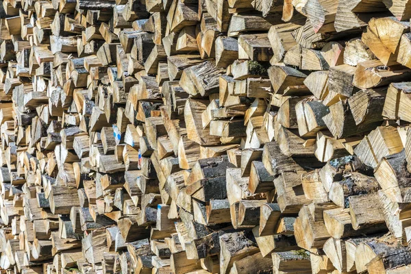 Много деревянных сваек. Упакованная древесина . — стоковое фото