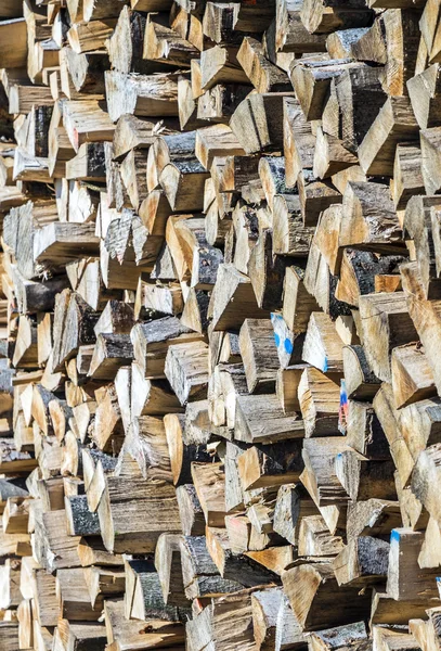 Um monte de pilhas de madeira. Madeira empilhada . — Fotografia de Stock