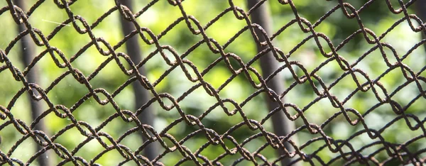 Eski bir paslanmaya zincir çit detay — Stok fotoğraf