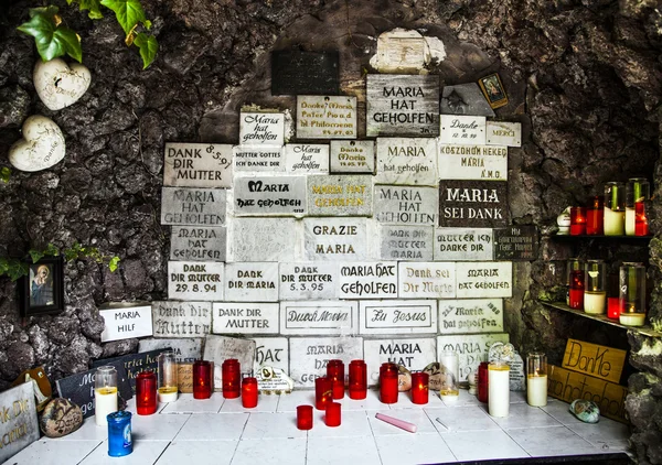 Beroemde bernadette grot in de buurt van het huis van de missie in sankt wendel — Stockfoto