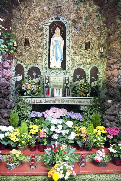 Célèbre grotte Bernadette près de la maison de la Mission à Sankt Wendel — Photo