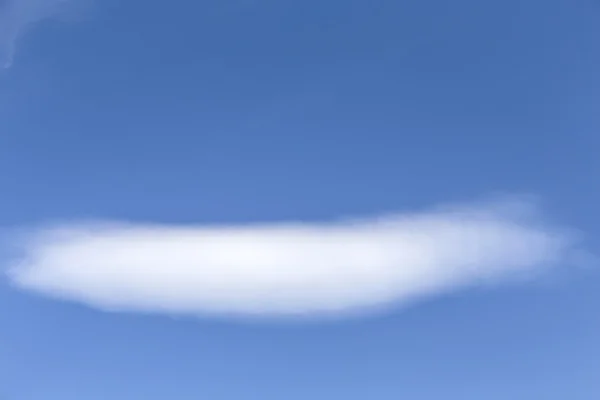 Geschwollene Wolken und blauer Himmel an einem sonnigen Tag — Stockfoto