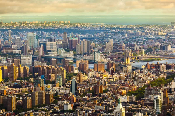 Vista panorámica al puente de Brooklyn sobre Manhattan al atardecer — Foto de Stock