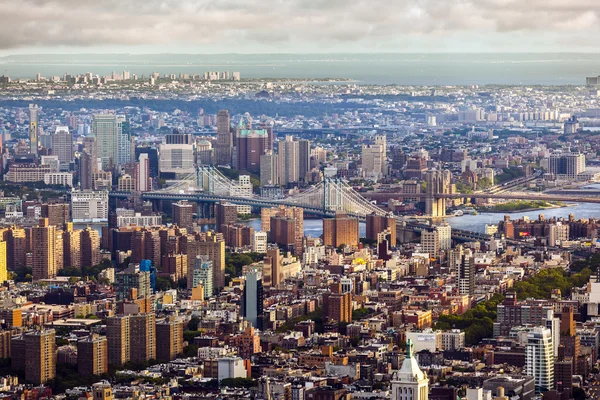 Vista panorámica al puente de Brooklyn sobre Manhattan al atardecer — Foto de Stock