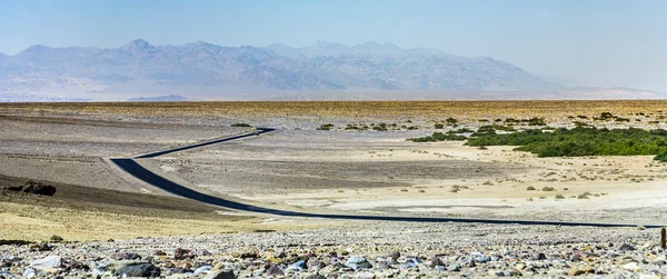 Dirigindo na Interestadual 187 em direção Vale da Morte Badwater no calor do deserto de Mojave — Fotografia de Stock