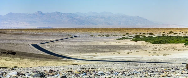 Ölüm Vadisi yönünde badwater mojave çöl sıcağında yılında Interstate 187 üzerinde sürüş — Stok fotoğraf