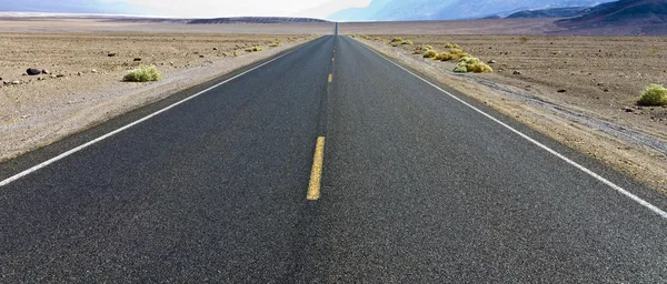 Driving on the Interstate 187 in Death valley — Stock Photo, Image