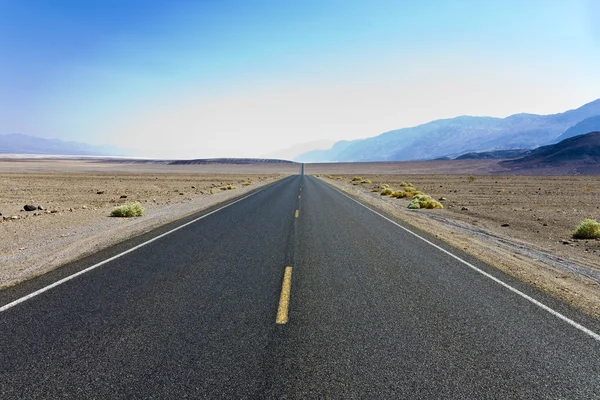 Driving on the Interstate 187 in Death valley — Stock Photo, Image