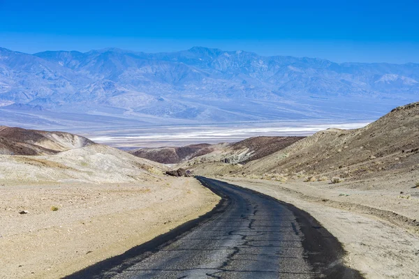 Driving on the Interstate 187 in Death valley — Stock Photo, Image