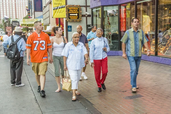 Fotgängare i downtown i las vegas — Stockfoto