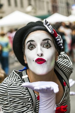 bastille Festivali new York'ta 60 sokakta insanlar kutlamak