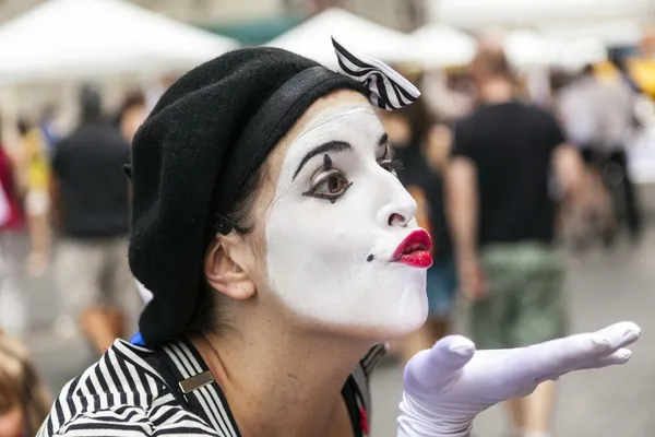 La gente celebra el festival de la Bastilla en la calle 60 de Nueva York —  Fotos de Stock