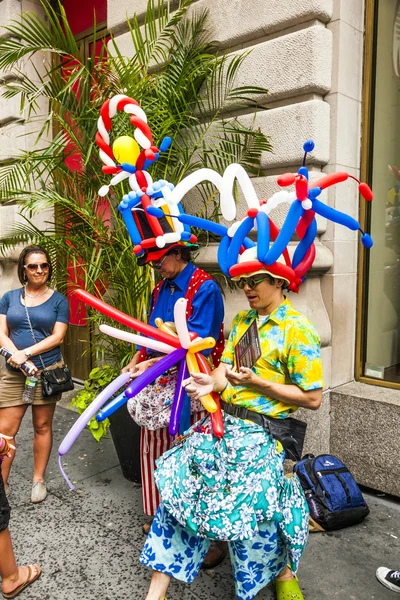 Mensen vieren bastille festival in 60th street in new york — Stockfoto