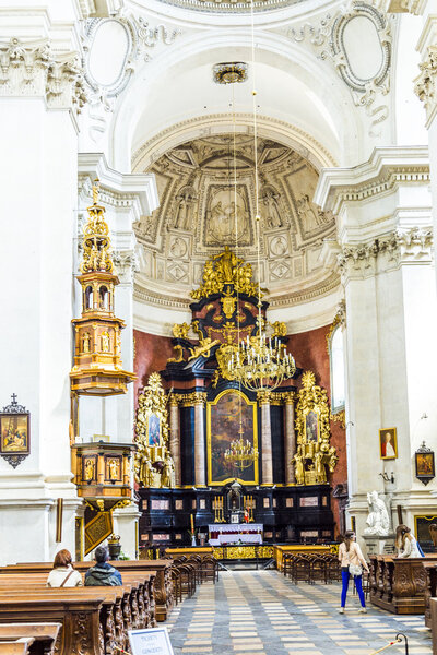 люди посещают церковь Святых Петра и Павла в Старом Городе
