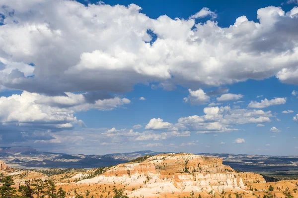 Hermoso paisaje en Bryce Canyon con magnífica formación de piedra como Anfiteatro, templos, figuras —  Fotos de Stock