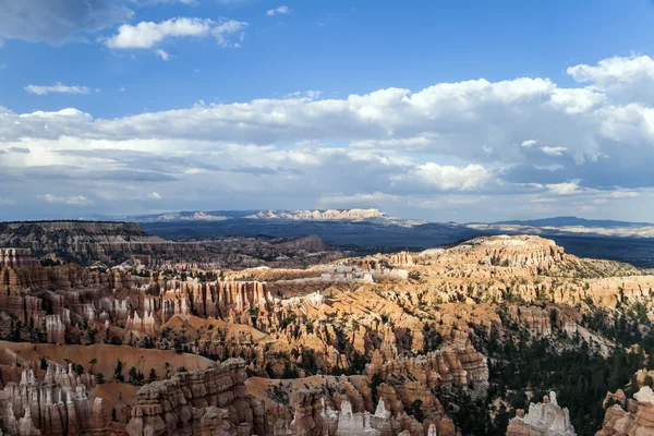 Hermoso paisaje en Bryce Canyon con magnífica formación de piedra como Anfiteatro, templos, figuras —  Fotos de Stock