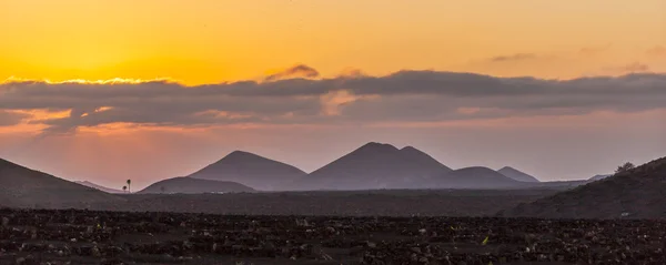 Spektakulær solnedgang over de vulkanske fjellene i Lanzarote – stockfoto