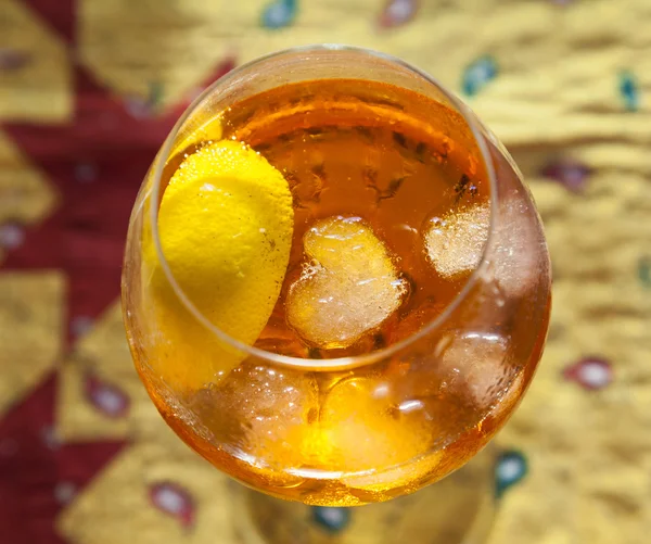 Ice cubes swimming in the cocktail glass — Stock Photo, Image