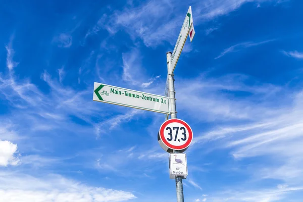 Señal de calle para Nandus bajo el cielo azul — Foto de Stock