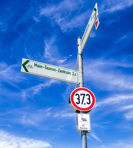 Señal de calle para Nandus bajo el cielo azul — Foto de Stock