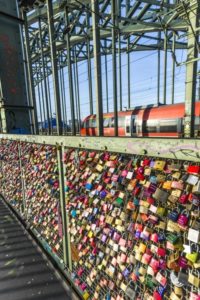 Skříňky na most hohenzollern symbolizují lásku navždy — Stock fotografie