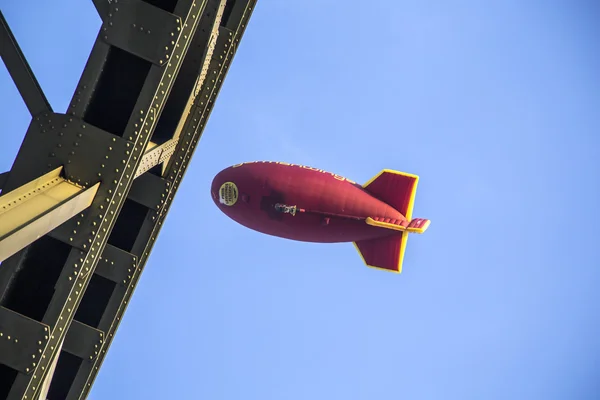 Dirigible con publicidad Germanwings — Foto de Stock