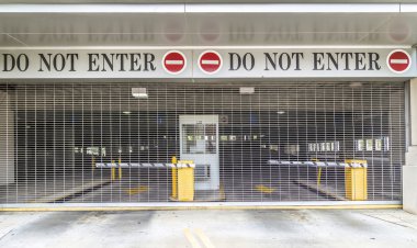 bir garajda kapalı stor perde ile işareti girmeyin