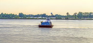 Vapuru Mississippi nehrinin günbatımında Baton Rouge geçişi.