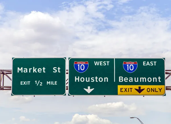 Straat tekenen op de interstate in texas — Stockfoto