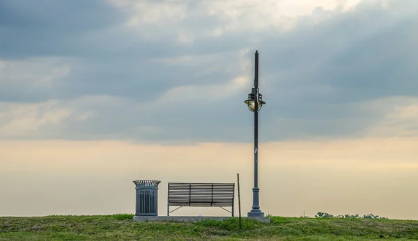 Romantischer Himmel bei Sonnenuntergang mit Bank am mississippi in baton ro — Stockfoto